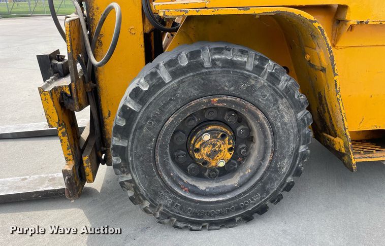 image for item LJ9638 Towmotor V50  forklift