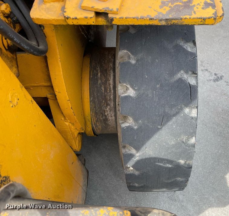 image for item LJ9638 Towmotor V50  forklift