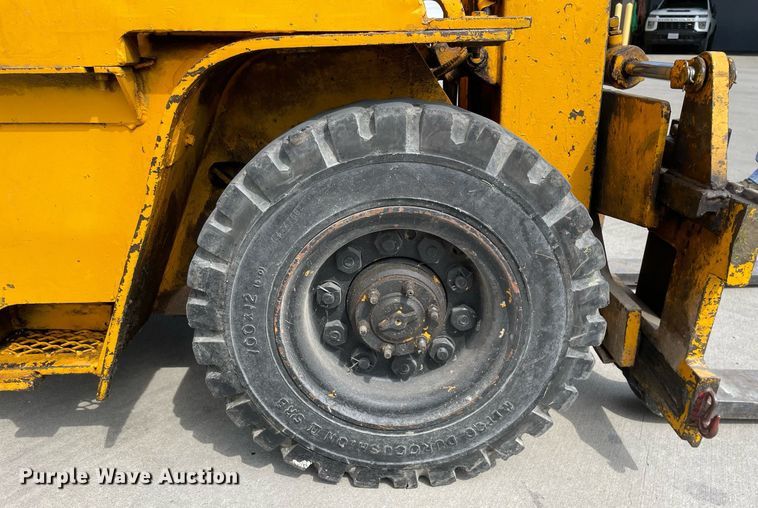 image for item LJ9638 Towmotor V50  forklift