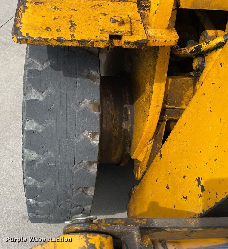 image for item LJ9638 Towmotor V50  forklift