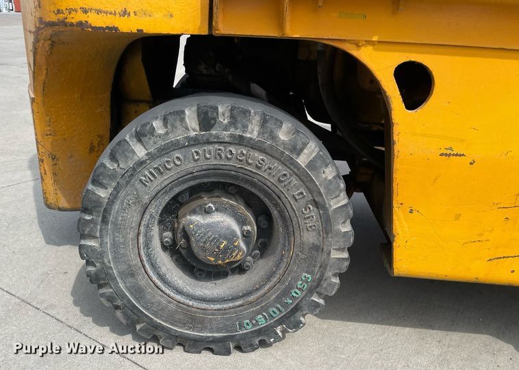 image for item LJ9638 Towmotor V50  forklift