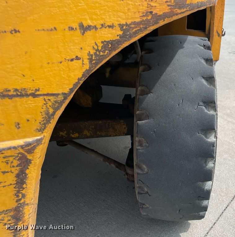 image for item LJ9638 Towmotor V50  forklift