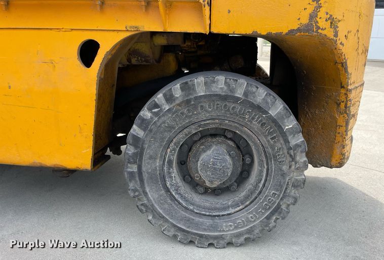 image for item LJ9638 Towmotor V50  forklift