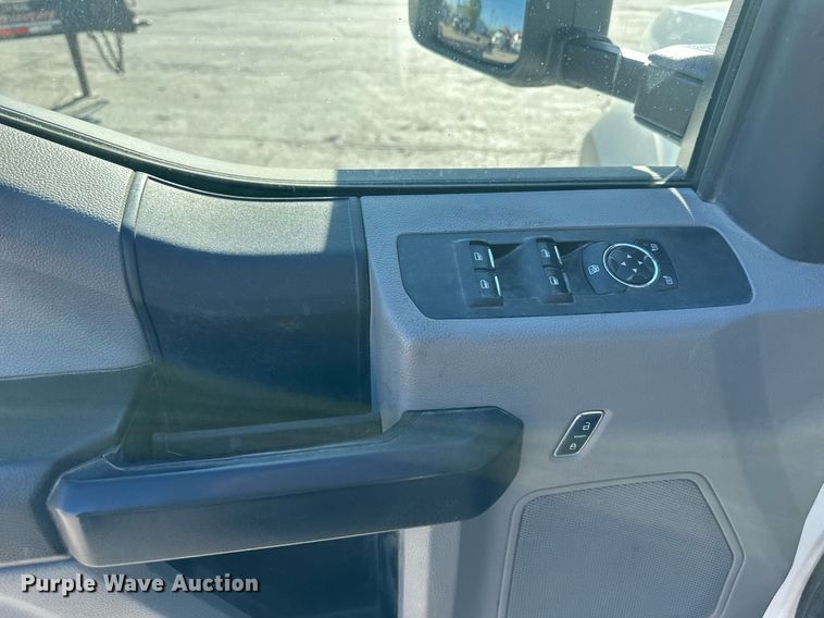 image for item LP9896 2017 Ford F550 Super Duty  SuperCab truck cab and chassis