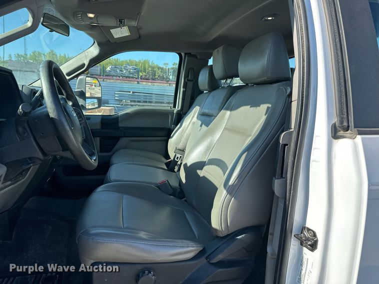 image for item LP9896 2017 Ford F550 Super Duty  SuperCab truck cab and chassis