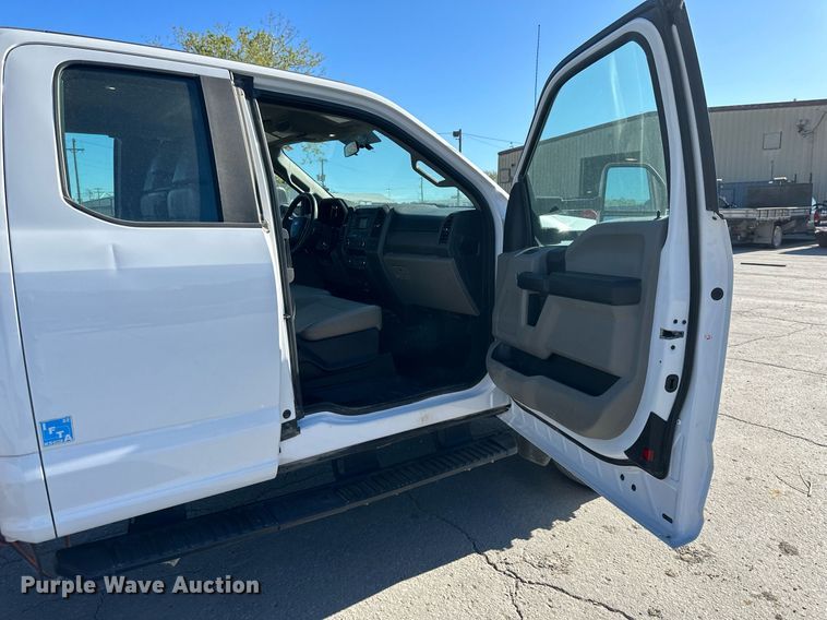 image for item LP9896 2017 Ford F550 Super Duty  SuperCab truck cab and chassis