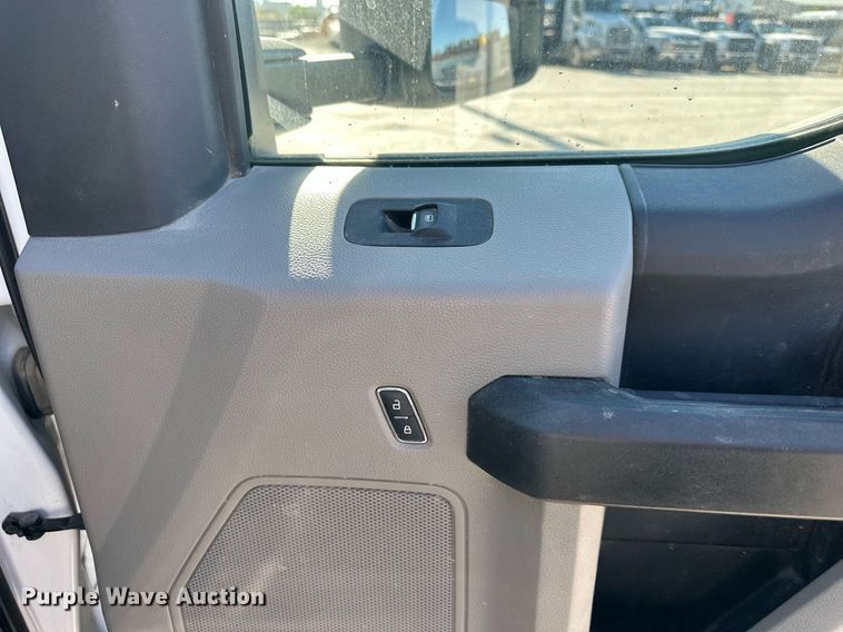 image for item LP9896 2017 Ford F550 Super Duty  SuperCab truck cab and chassis