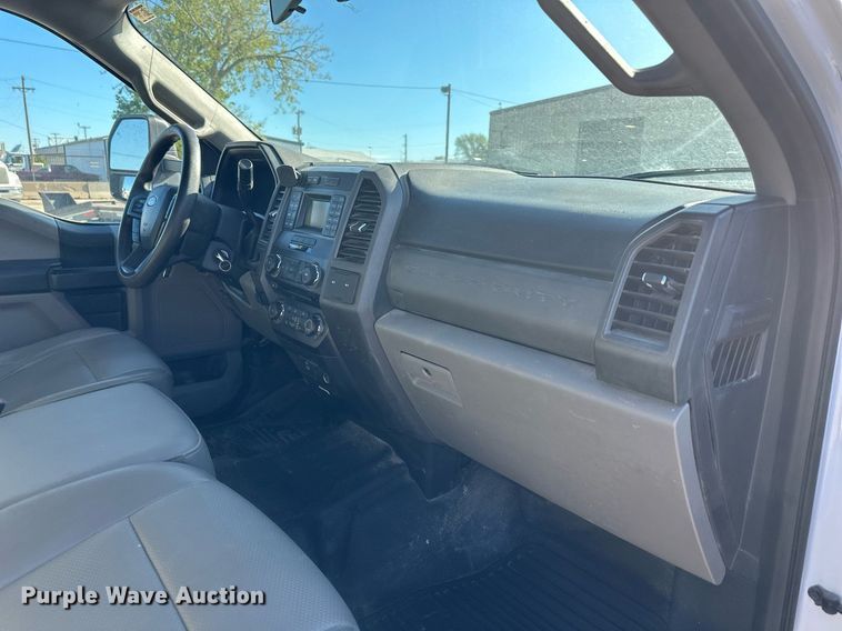 image for item LP9896 2017 Ford F550 Super Duty  SuperCab truck cab and chassis