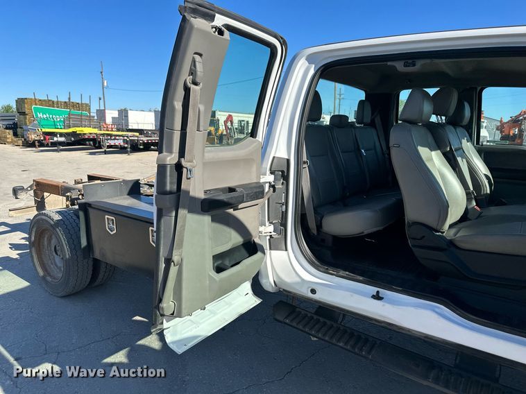 image for item LP9896 2017 Ford F550 Super Duty  SuperCab truck cab and chassis