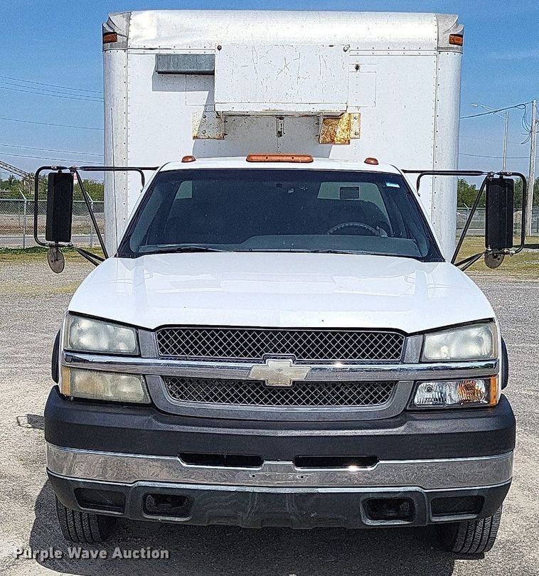 image for item LR9220 2004 Chevrolet Silverado 3500  refrigerated delivery truck