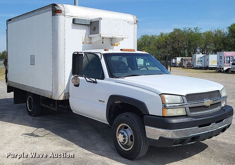 image for item LR9220 2004 Chevrolet Silverado 3500  refrigerated delivery truck