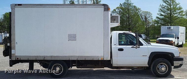 image for item LR9220 2004 Chevrolet Silverado 3500  refrigerated delivery truck