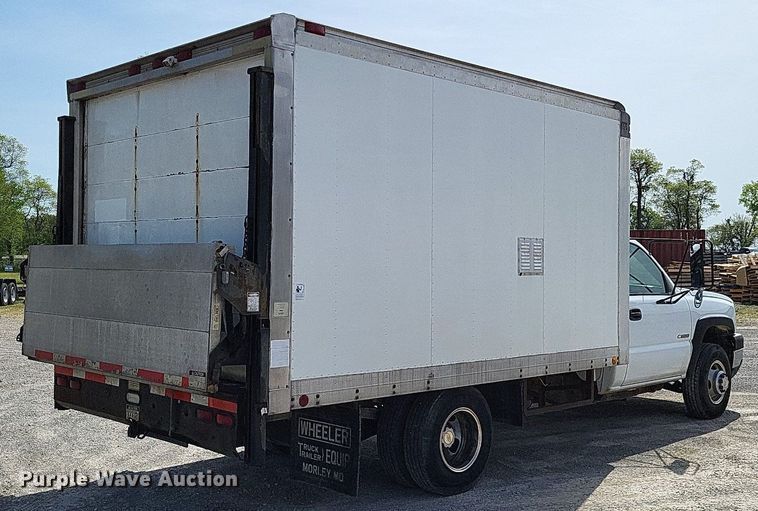 image for item LR9220 2004 Chevrolet Silverado 3500  refrigerated delivery truck
