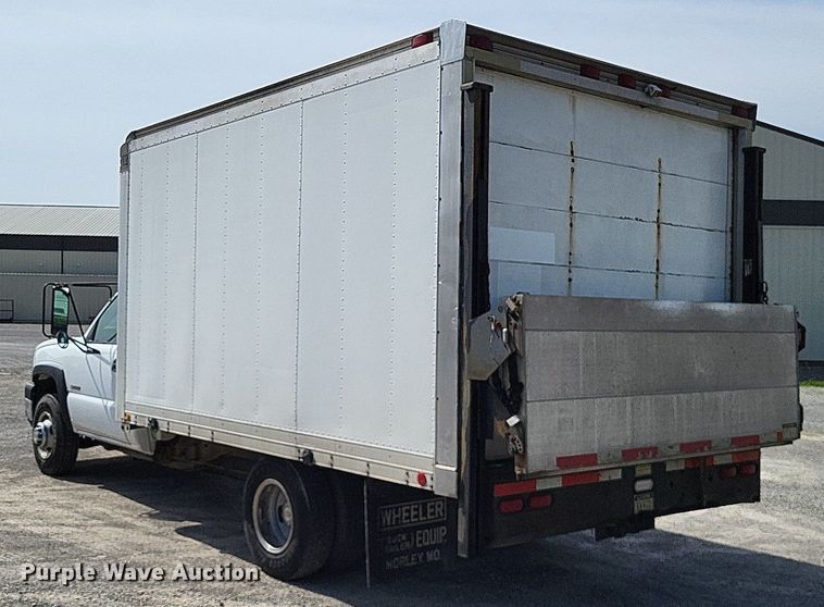 image for item LR9220 2004 Chevrolet Silverado 3500  refrigerated delivery truck
