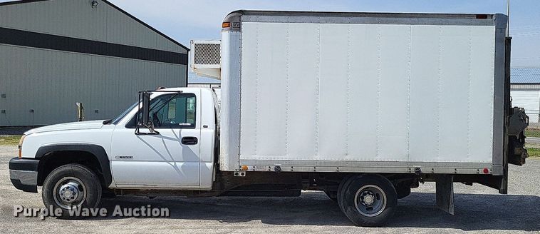 image for item LR9220 2004 Chevrolet Silverado 3500  refrigerated delivery truck
