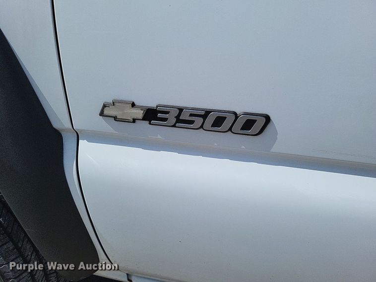 image for item LR9220 2004 Chevrolet Silverado 3500  refrigerated delivery truck