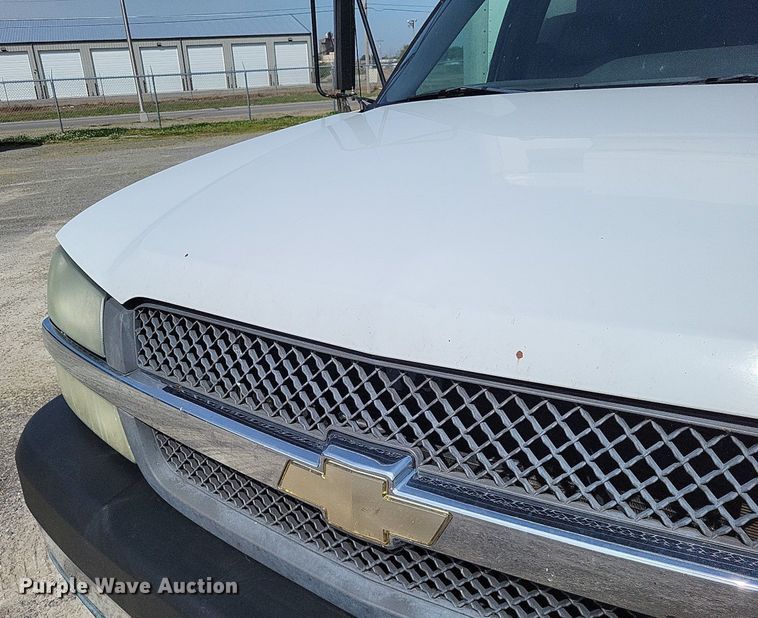 image for item LR9220 2004 Chevrolet Silverado 3500  refrigerated delivery truck