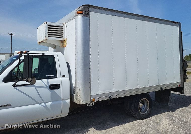 image for item LR9220 2004 Chevrolet Silverado 3500  refrigerated delivery truck