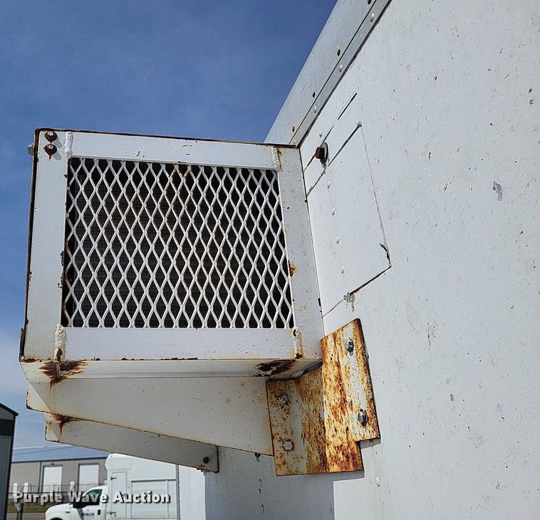 image for item LR9220 2004 Chevrolet Silverado 3500  refrigerated delivery truck