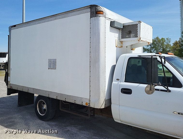 image for item LR9220 2004 Chevrolet Silverado 3500  refrigerated delivery truck