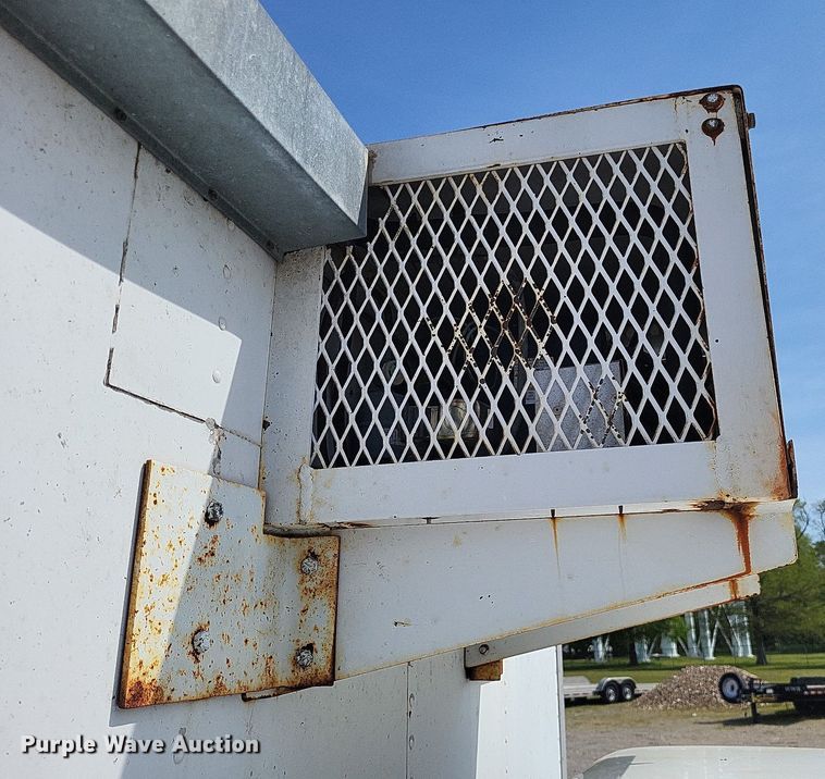 image for item LR9220 2004 Chevrolet Silverado 3500  refrigerated delivery truck