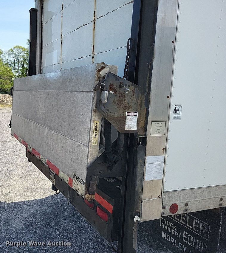 image for item LR9220 2004 Chevrolet Silverado 3500  refrigerated delivery truck