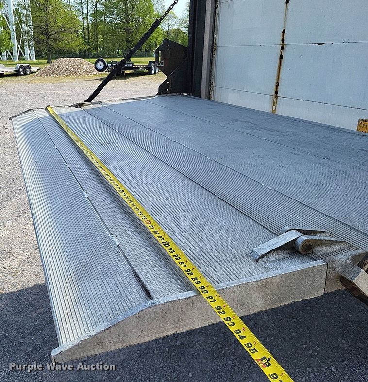 image for item LR9220 2004 Chevrolet Silverado 3500  refrigerated delivery truck