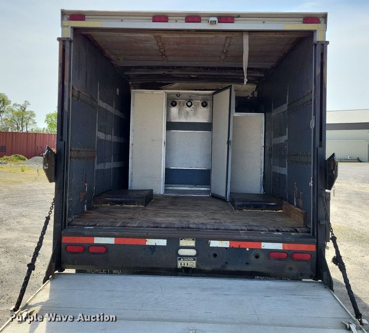 image for item LR9220 2004 Chevrolet Silverado 3500  refrigerated delivery truck