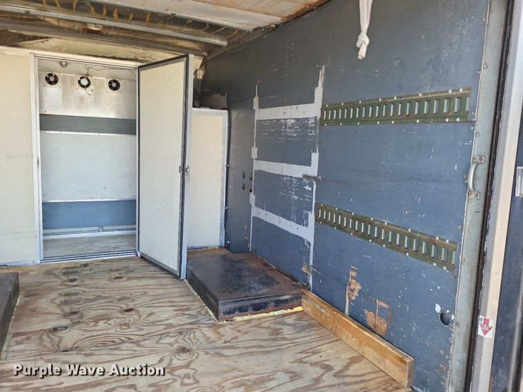 image for item LR9220 2004 Chevrolet Silverado 3500  refrigerated delivery truck