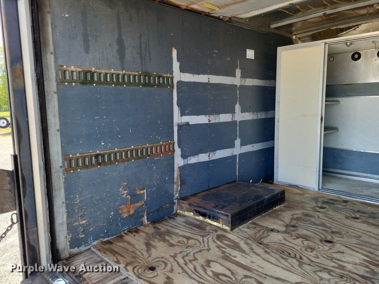 image for item LR9220 2004 Chevrolet Silverado 3500  refrigerated delivery truck