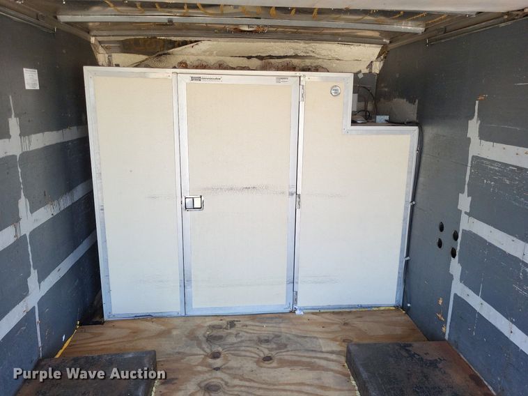 image for item LR9220 2004 Chevrolet Silverado 3500  refrigerated delivery truck