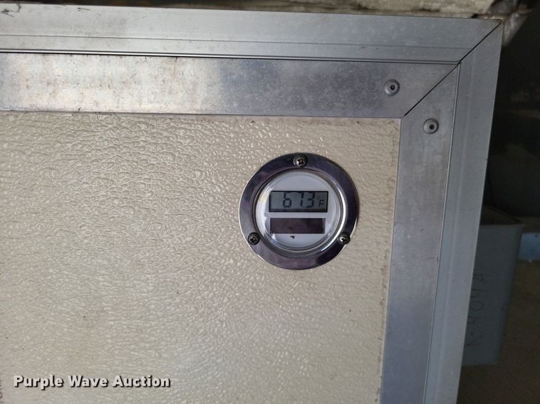 image for item LR9220 2004 Chevrolet Silverado 3500  refrigerated delivery truck