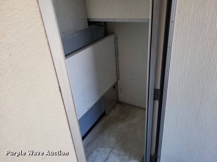 image for item LR9220 2004 Chevrolet Silverado 3500  refrigerated delivery truck