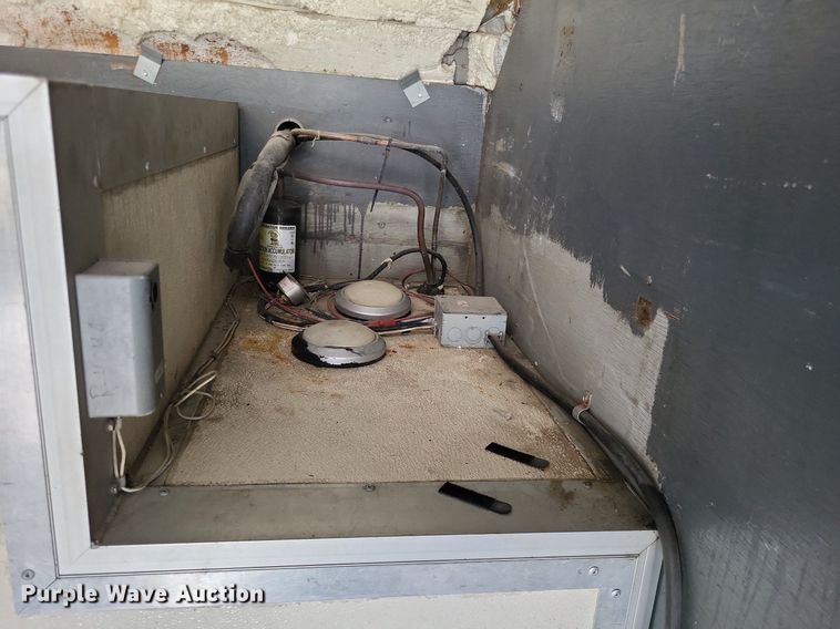 image for item LR9220 2004 Chevrolet Silverado 3500  refrigerated delivery truck