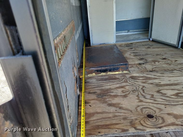 image for item LR9220 2004 Chevrolet Silverado 3500  refrigerated delivery truck