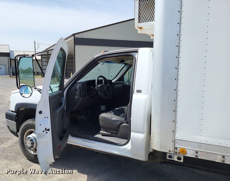 image for item LR9220 2004 Chevrolet Silverado 3500  refrigerated delivery truck