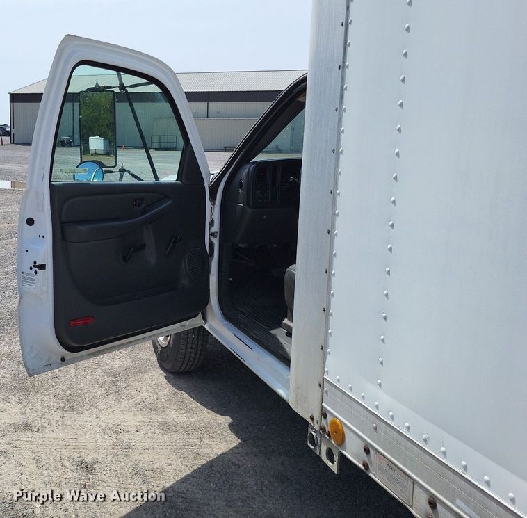 image for item LR9220 2004 Chevrolet Silverado 3500  refrigerated delivery truck