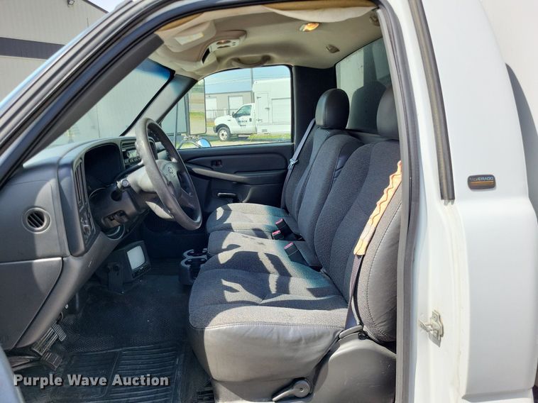 image for item LR9220 2004 Chevrolet Silverado 3500  refrigerated delivery truck