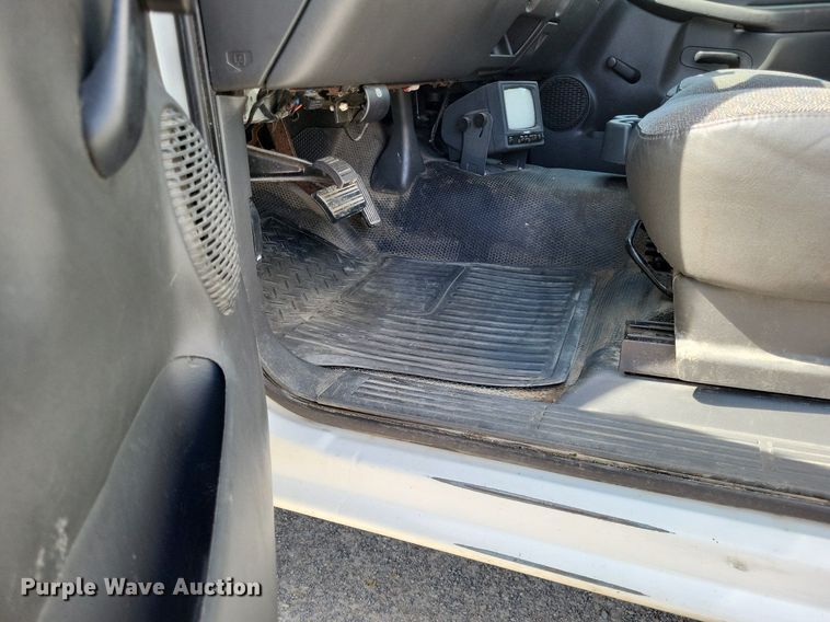 image for item LR9220 2004 Chevrolet Silverado 3500  refrigerated delivery truck