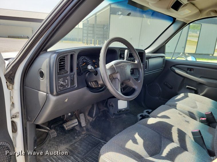 image for item LR9220 2004 Chevrolet Silverado 3500  refrigerated delivery truck