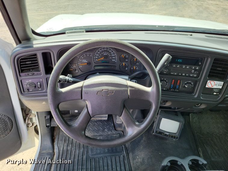 image for item LR9220 2004 Chevrolet Silverado 3500  refrigerated delivery truck