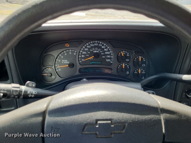 image for item LR9220 2004 Chevrolet Silverado 3500  refrigerated delivery truck