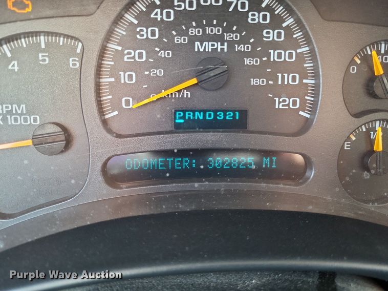 image for item LR9220 2004 Chevrolet Silverado 3500  refrigerated delivery truck