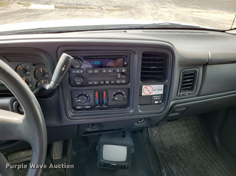 image for item LR9220 2004 Chevrolet Silverado 3500  refrigerated delivery truck