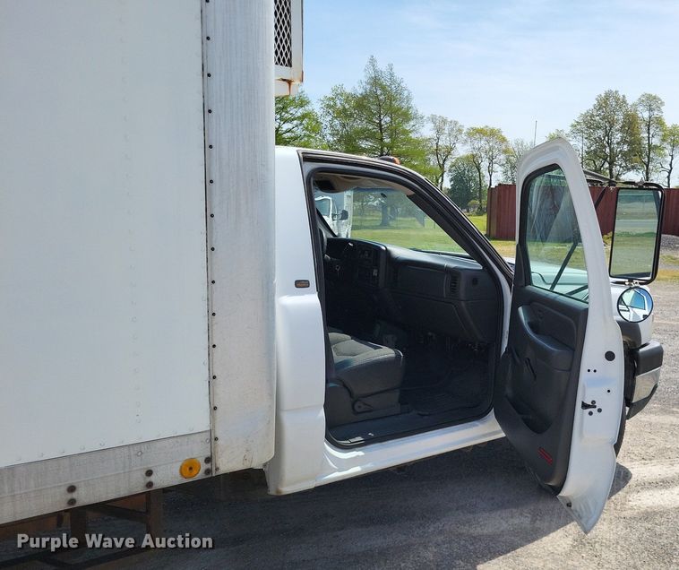 image for item LR9220 2004 Chevrolet Silverado 3500  refrigerated delivery truck
