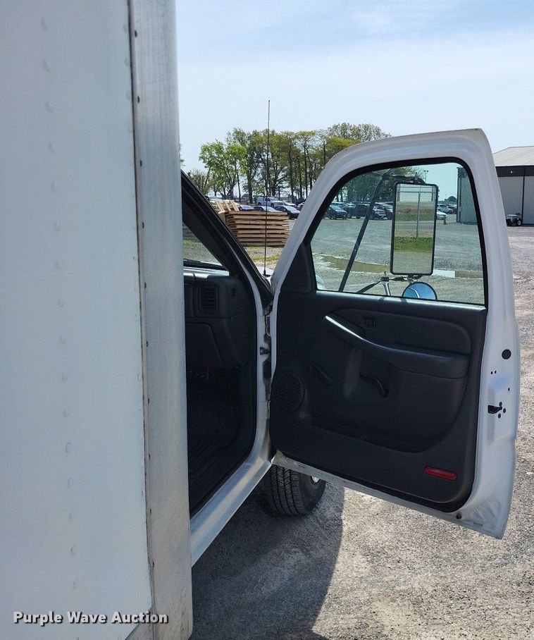 image for item LR9220 2004 Chevrolet Silverado 3500  refrigerated delivery truck