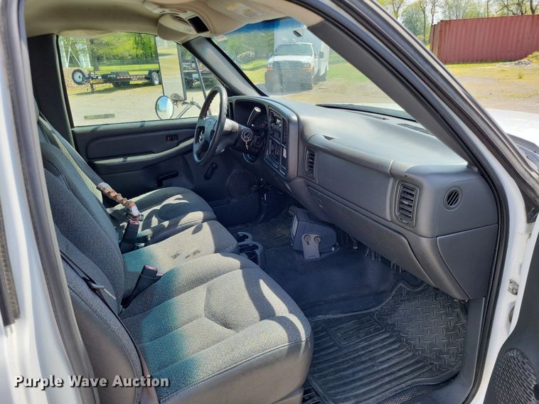 image for item LR9220 2004 Chevrolet Silverado 3500  refrigerated delivery truck