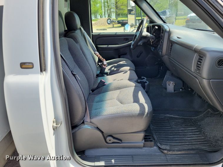 image for item LR9220 2004 Chevrolet Silverado 3500  refrigerated delivery truck