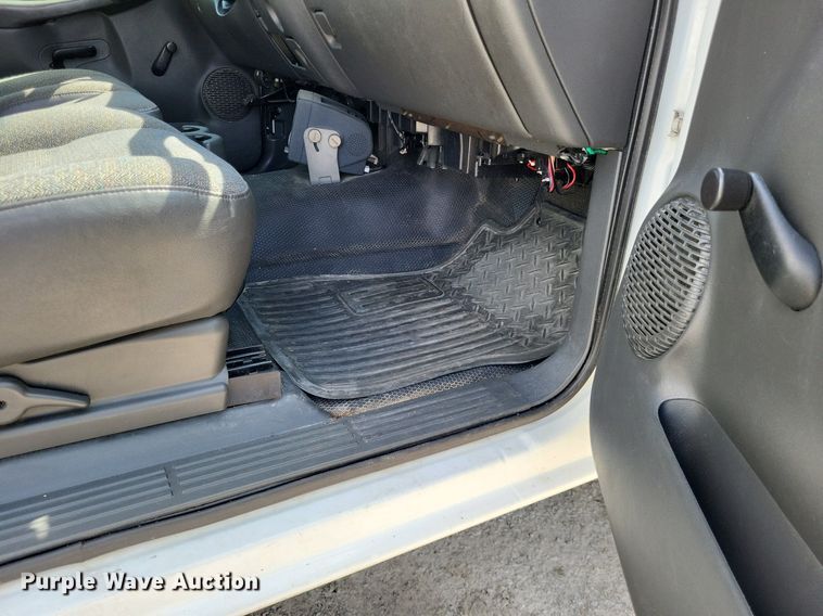 image for item LR9220 2004 Chevrolet Silverado 3500  refrigerated delivery truck