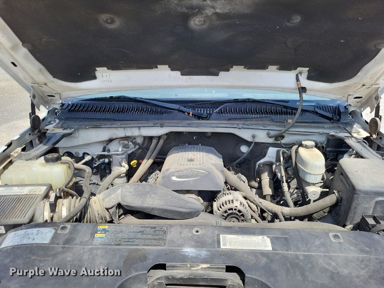 image for item LR9220 2004 Chevrolet Silverado 3500  refrigerated delivery truck